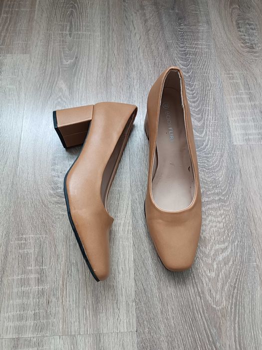 Buty na obcasie karmelowe czółenka