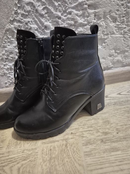 Продам зимние ботинки