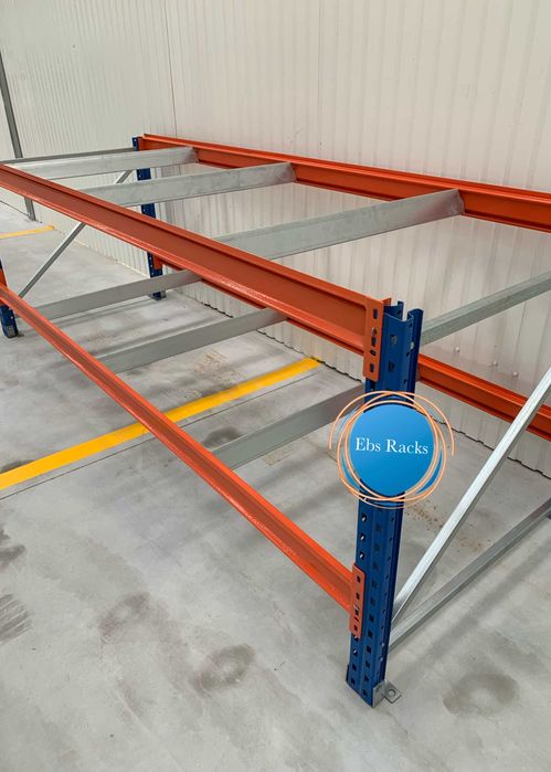 Bancada industrial com estrutura de estanteria pesada.