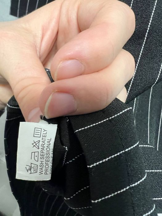 Unikalna Asymetryczna Sukienka Marynarkowa w Paski Czarno-Biała
