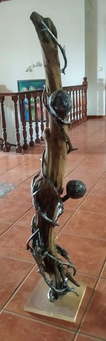 Escultura de madeira e aço