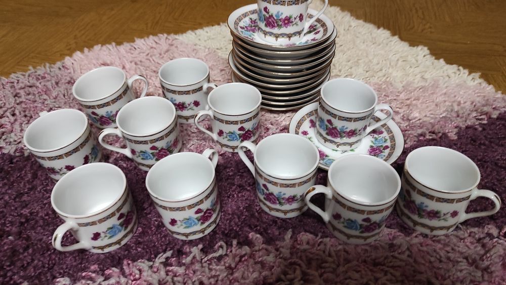 Serwis porcelanowy do kawy.