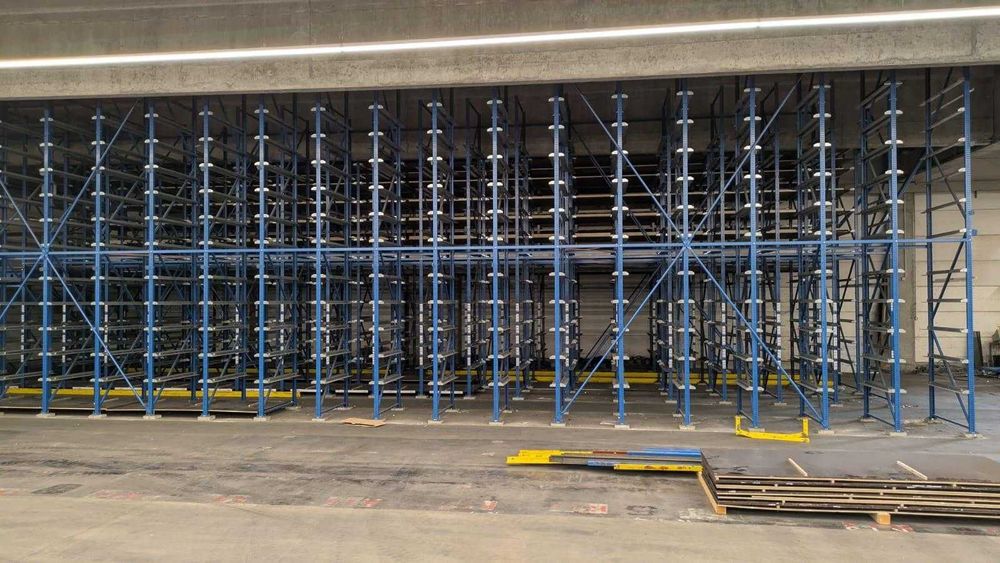 Regały magazynowe, wysuwane półki , piętrowe ze schodami