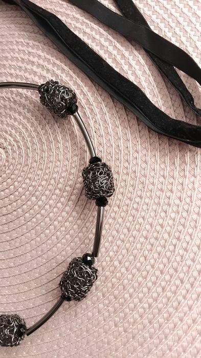 Metalowy naszyjnik choker z aksamitką.