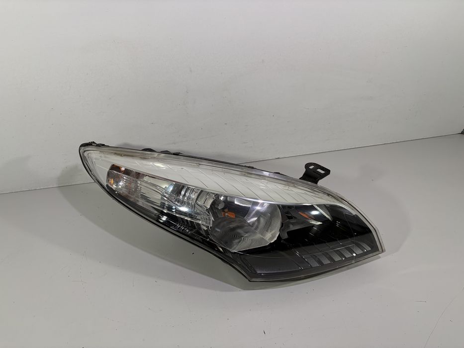 Renault megane iii 3 lampa przód przednia prawa eu