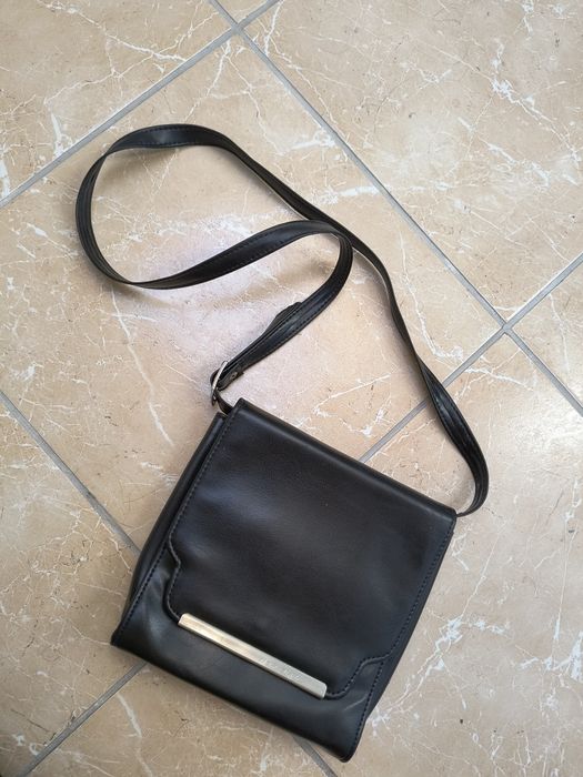 Czarna mała torebka na pasku ze sztucznej skóry