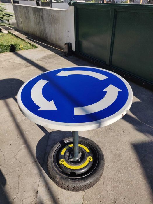 Mesa com sinal de zona industrial e uma roda