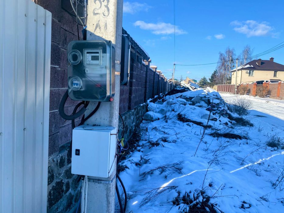 Продаж ділянки з готовим фундаментом та усіма комунікаціями біля лісу!