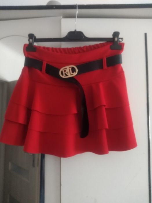 Nowe czerwone spódniczko spodenki