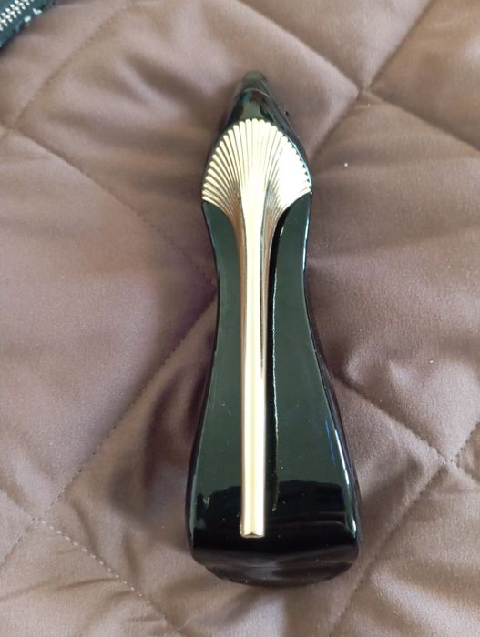 Perfumy but szpilka a'la Carolina Herrera