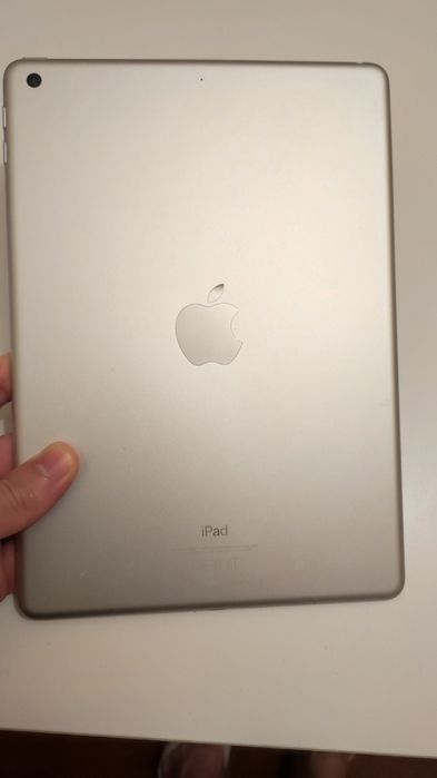 Apple iPad 6th Gen426382072595752961