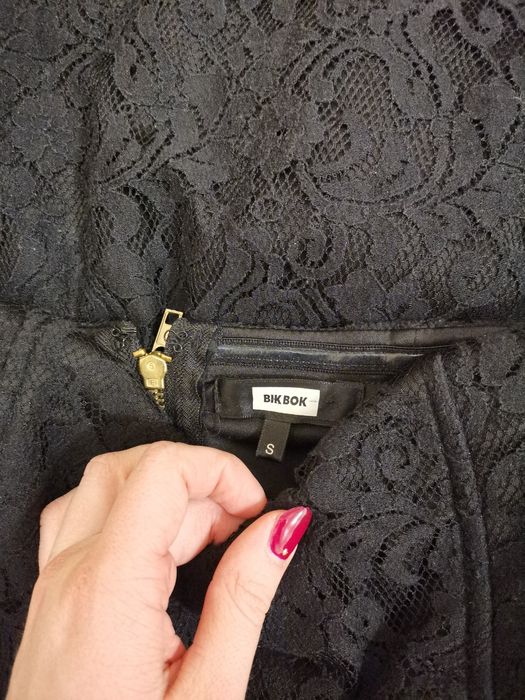 Sukienka czarna koronkowa mini