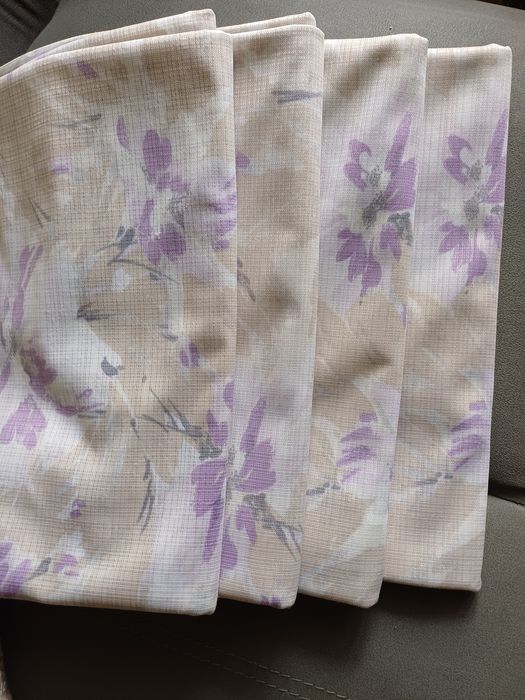 Два комплекти бежевих штор, уживані