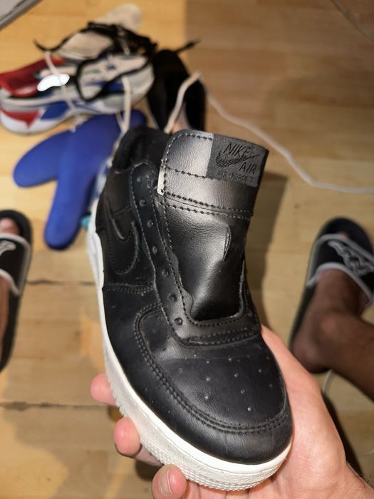 Nike Air Force 1 pretos com uma sola branca