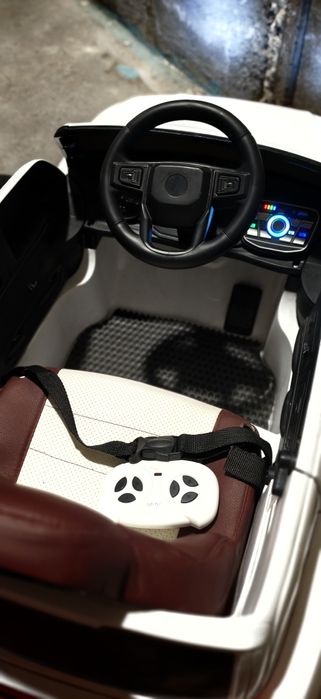 Дитячий електромобіль Audi Q8