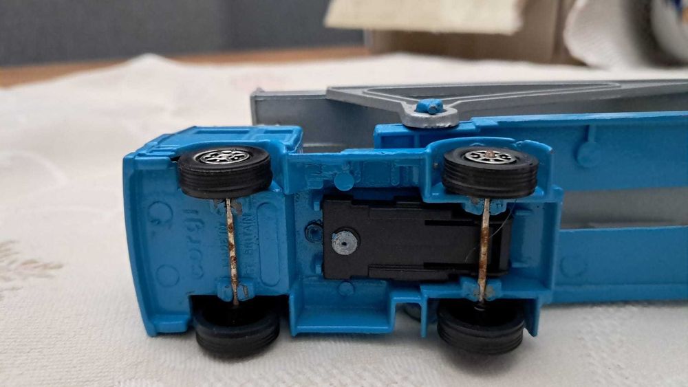 Camião Volvo Globetrotter CORGI - Trasportador de Carros