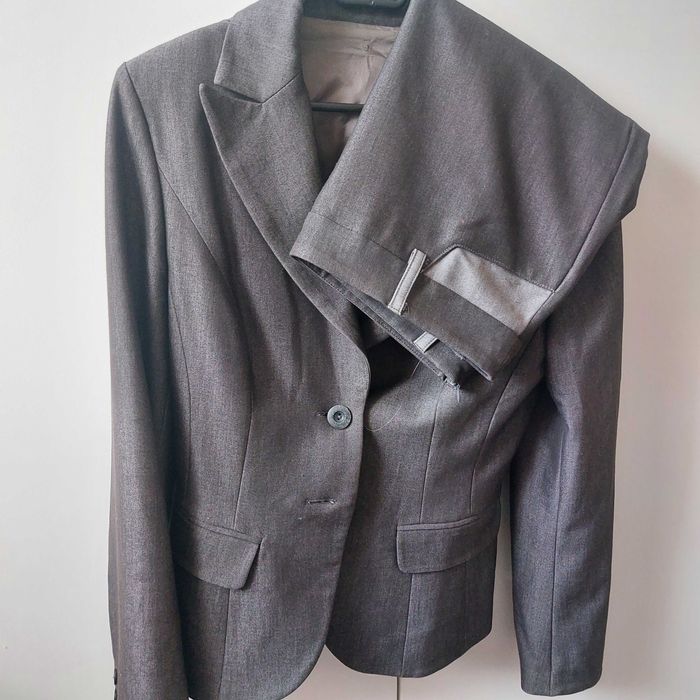 Komplet bardzo elegancki   - żakiet i spódniczka przed kolano.  r. M.