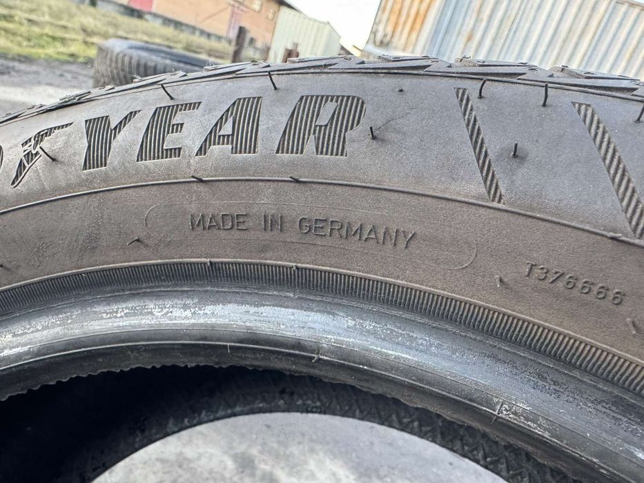 Всесезонні шини Goodyear 215/50 R17