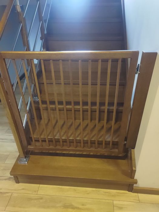 Bramka zabezpieczająca schody