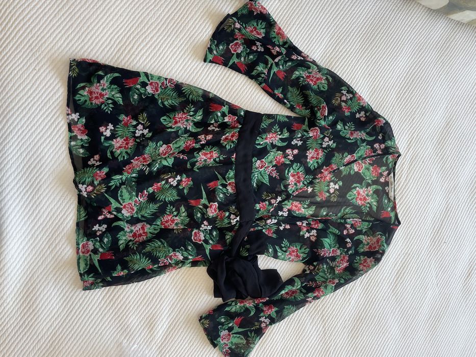 Vestido floral cruzado sobre calcoes