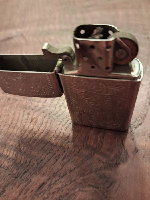 Zippo e caixa Zippo (reservado)