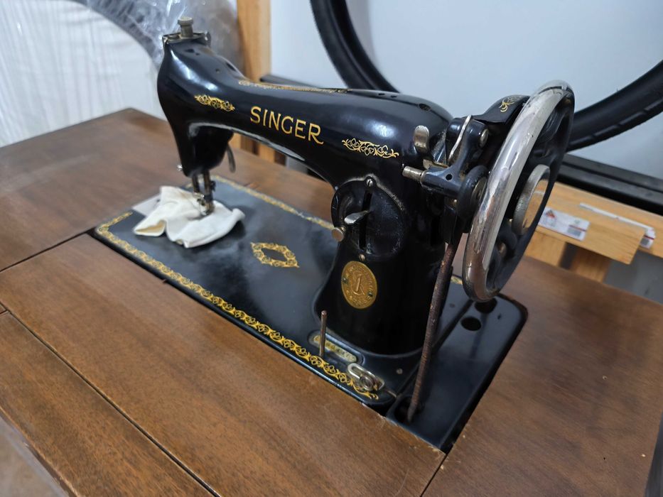 Máquina de costura Singer, com móvel