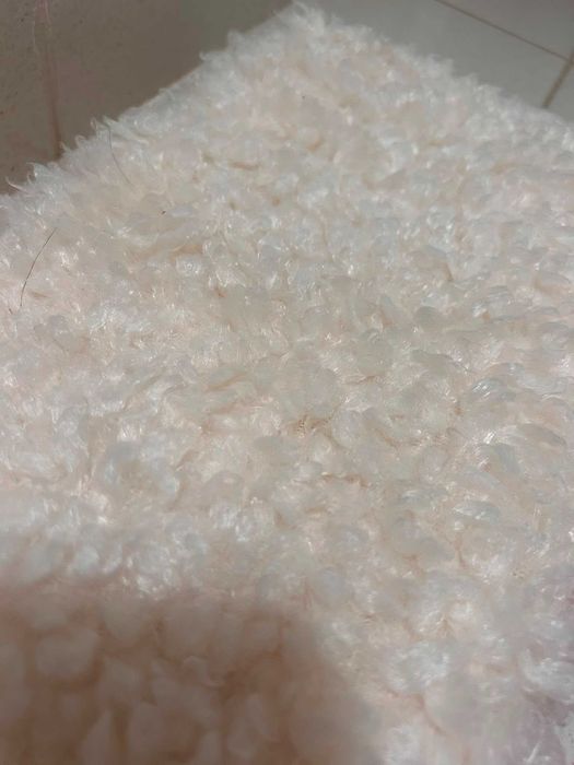 Cachecóis de lã rosa e branco