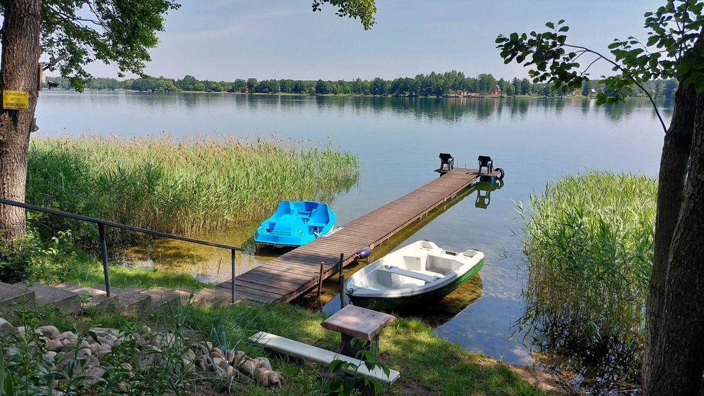 Domek nad jeziorem Serwy Augustów linia brzegowa  pomost łódka sauna