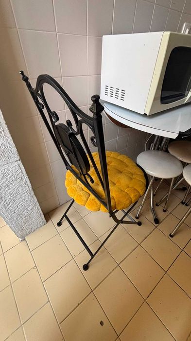 Vendo Mesa com 4 bancos e 1 cadeira