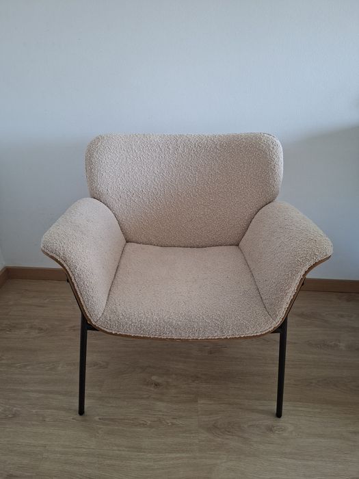 Cadeirão beige e madeira