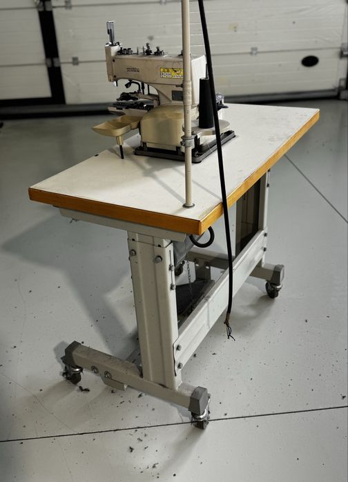 Maquina pregar botão