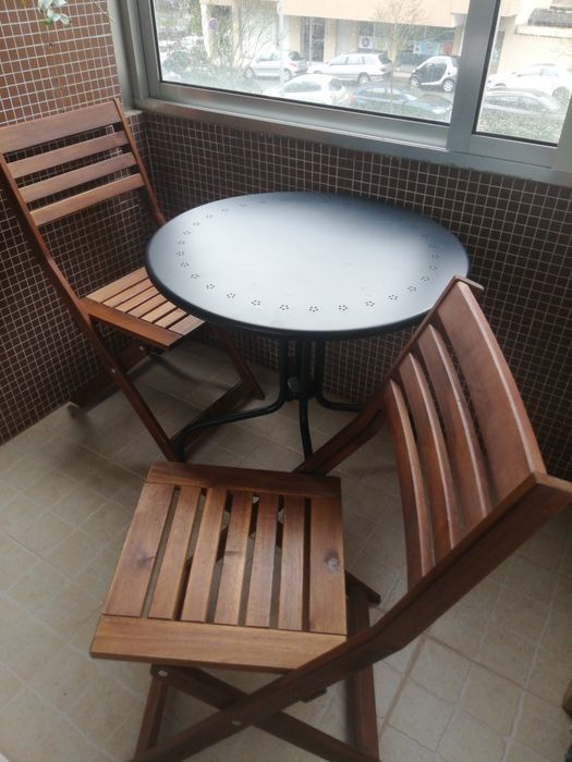Mesa e cadeiras de exterior