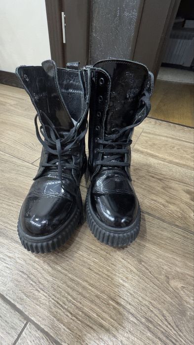 Продам детские ботинки