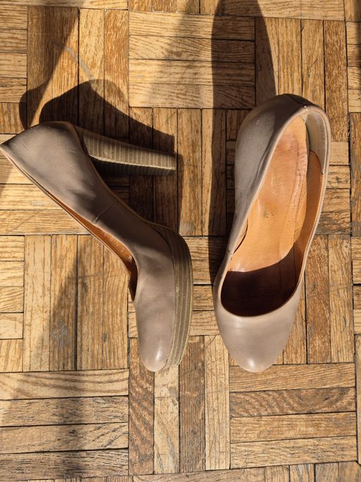 Skórzane buty na wysokim obcasie