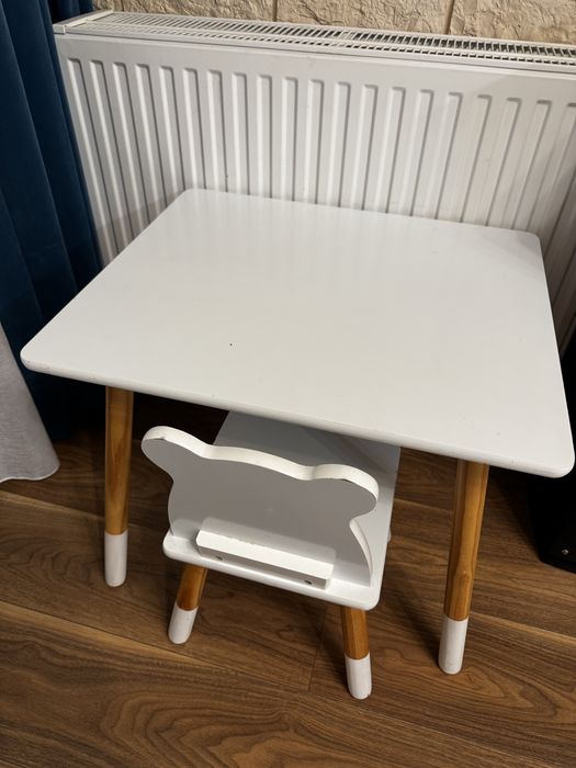 Stolik dziecięcy drewniany + 2 krzesełka