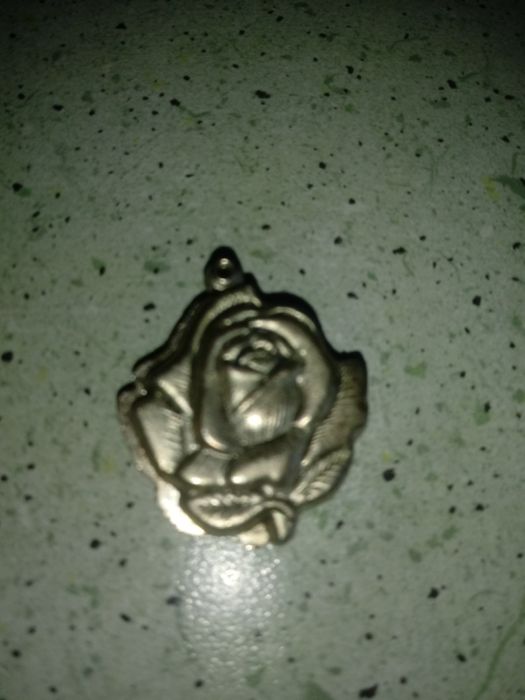 Wisiorek - amulet rozchylany na 2 części