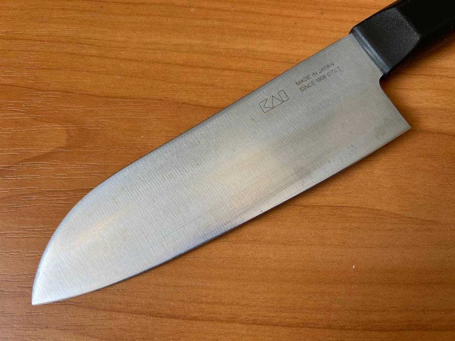 Кухонный японский нож Сантоку KAI Sekimagoroky Wakatake