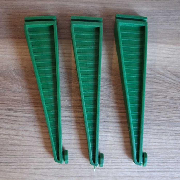 Nogi plastikowe do stojaka na małą choinkę