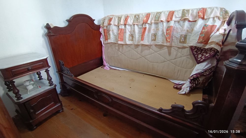 Quarto de solteiro cama cómoda mesinha de cabeceira