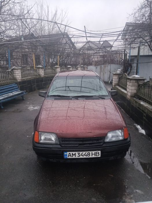 На ходу. Потрібен глушник.заводиться їде