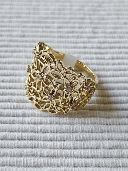 Pierścionek ażurowy zwężany kwiatki z cyrkoniami ala Apart