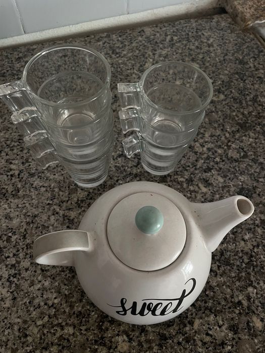 Chávenas e bule de chá