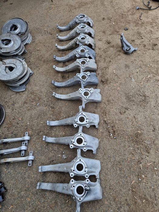 Цапфа передняя Tesla Model Y оригинал разборка Поворотный кулак