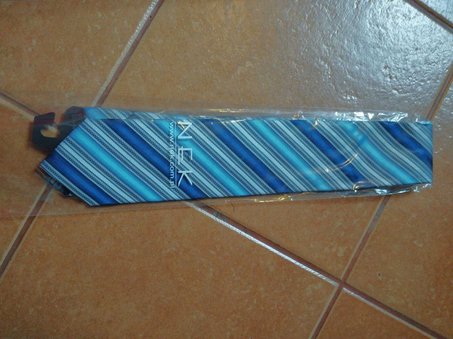 Nowy krawat, niebieski