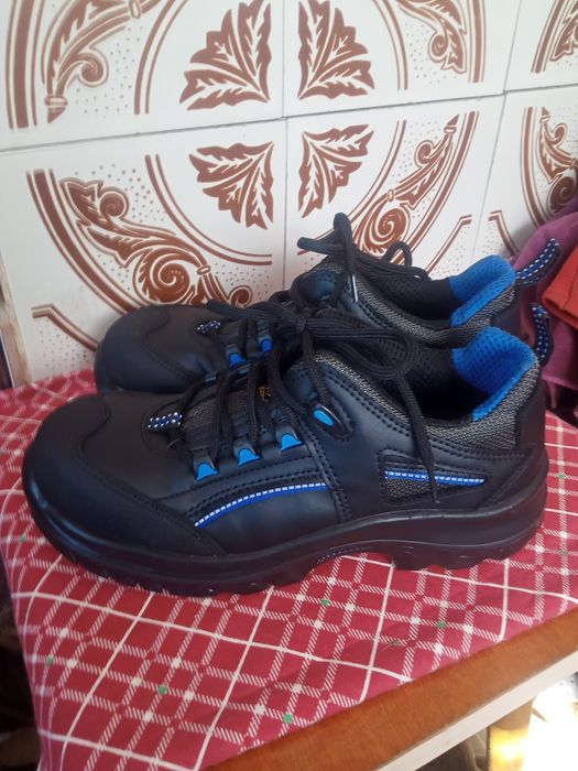 Продаю  кроссовки р 37