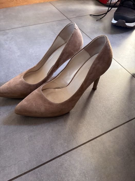 Beżowe buty na szpilce