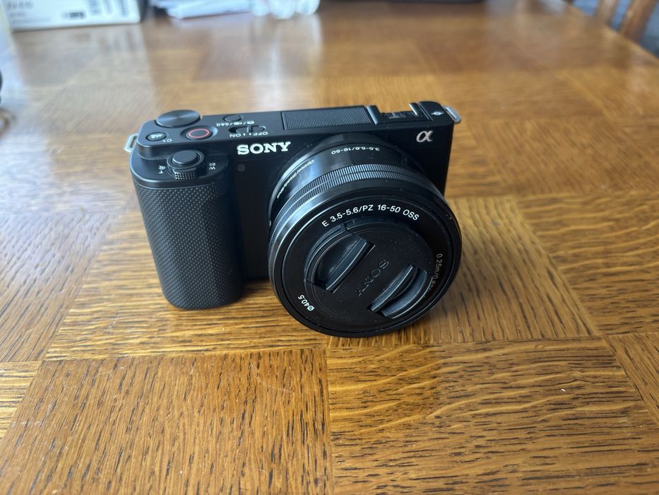 Sony ZV-E10 + E PZ 16-50 mm f/3.5-5.6 OSS