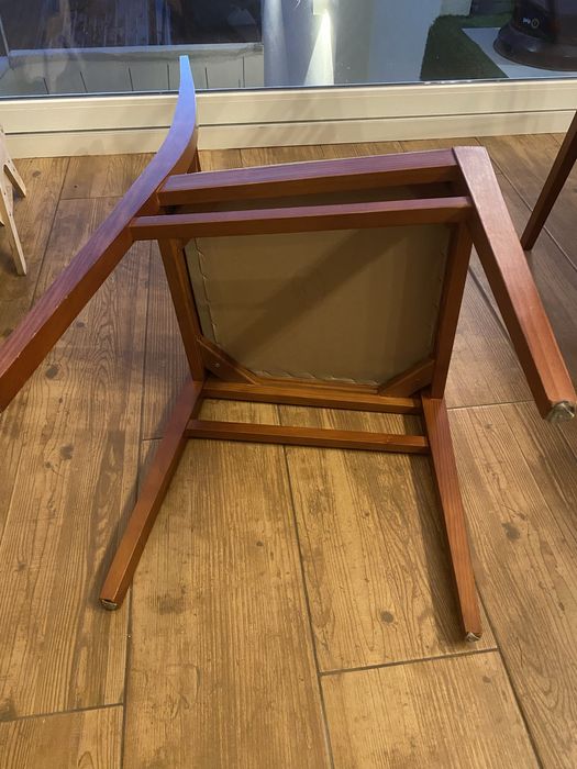 Vendo mesa e 6 cadeiras de jantar
