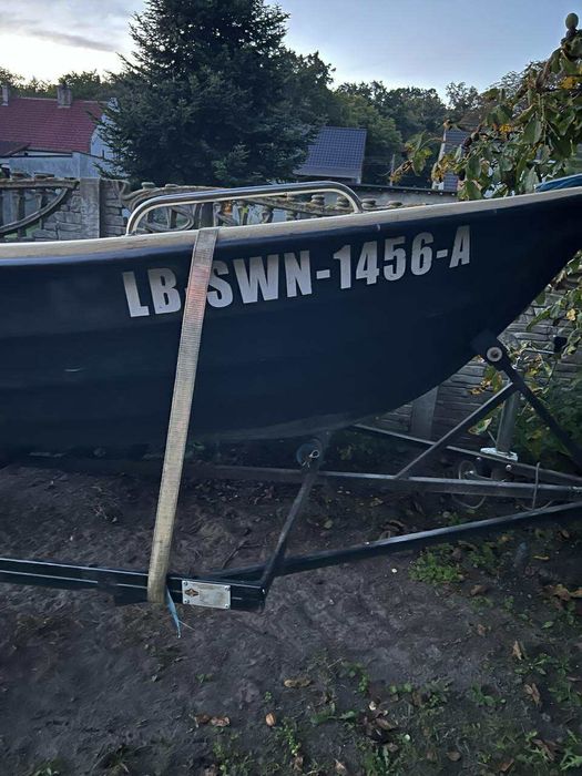 Łódka z silnikiem i przyczepką