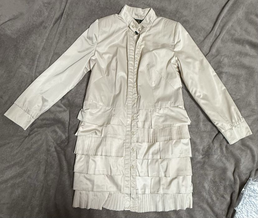 Віддаю безкоштовно легкий плащ для дівчини 44-46 розміру